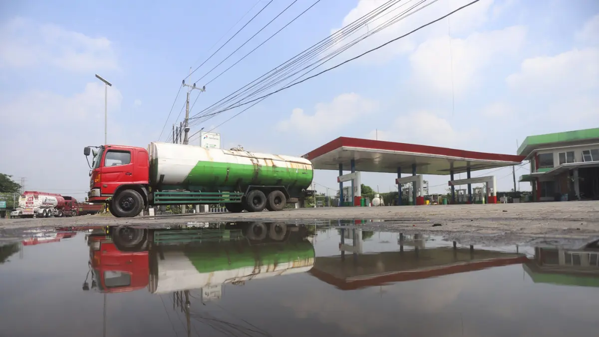 Puluhan kendaraan angkutan antre mendapatkan bahan bakar di SPBU jalan Bypass Meri, Kecamatan Magersari Kota Mojokerto Kamis (25/6/2026). (Sofan/ Jawa Pos Radar Mojokerto)
