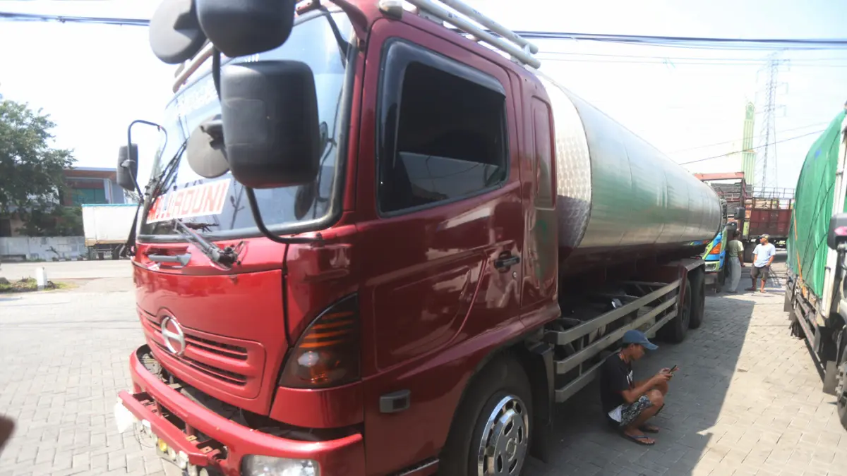 Puluhan kendaraan angkutan antre mendapatkan bahan bakar di SPBU jalan Bypass Meri, Kecamatan Magersari Kota Mojokerto Kamis (25/6/2026). (Sofan/ Jawa Pos Radar Mojokerto)