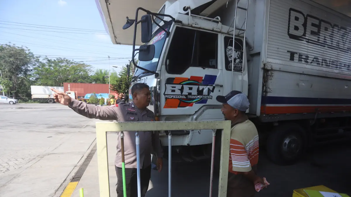 Puluhan kendaraan angkutan antre mendapatkan bahan bakar di SPBU jalan Bypass Meri, Kecamatan Magersari Kota Mojokerto Kamis (25/6/2026). (Sofan/ Jawa Pos Radar Mojokerto)