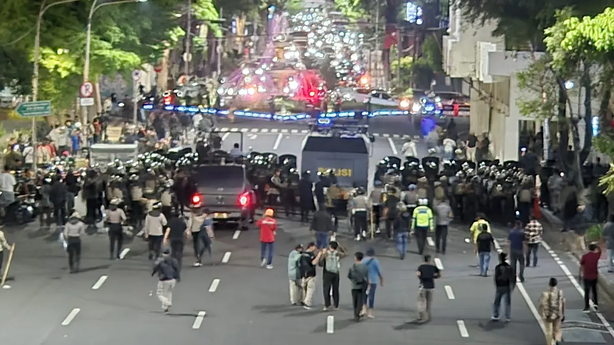 Demo Stop MBG hingga Cabut UU Polri Berakhir Ricuh, Polisi Pukul Mundur Demonstran di Surabaya dengan Meriam Air - Image