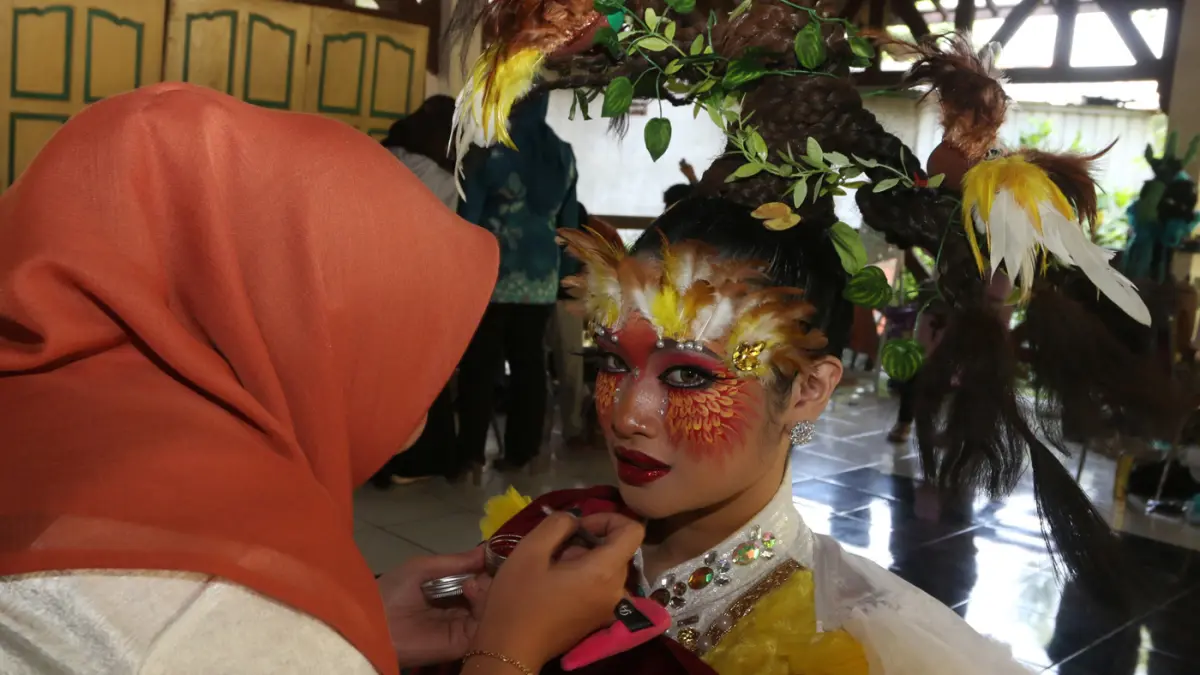 Sejumlah mahasiswa memperagakan busana berbahan wastra Nusantara dalam pameran karya di Taman Budaya Raden Saleh (TBRS), Kota Semarang, Jawa Tengah, Kamis (25/6/2026). (Nur Chamim/ Jawa Pos Radar Semarang)
