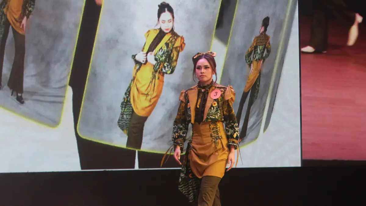 Sejumlah mahasiswa memperagakan busana berbahan wastra Nusantara dalam pameran karya di Taman Budaya Raden Saleh (TBRS), Kota Semarang, Jawa Tengah, Kamis (25/6/2026). (Nur Chamim/ Jawa Pos Radar Semarang)