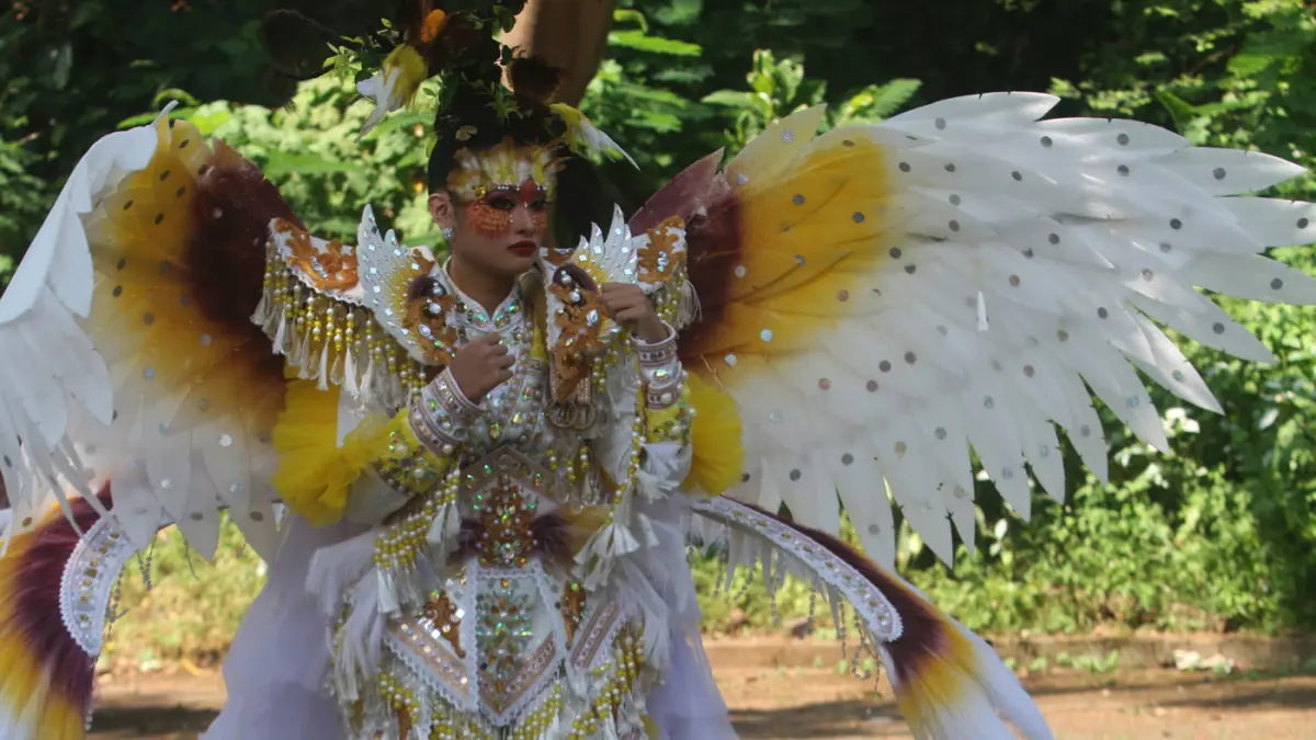 Sejumlah mahasiswa memperagakan busana berbahan wastra Nusantara dalam pameran karya di Taman Budaya Raden Saleh (TBRS), Kota Semarang, Jawa Tengah, Kamis (25/6/2026). (Nur Chamim/ Jawa Pos Radar Semarang)