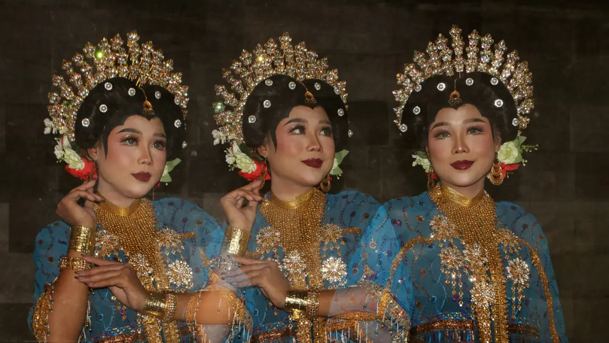 Sejumlah mahasiswa memperagakan busana berbahan wastra Nusantara dalam pameran karya di Taman Budaya Raden Saleh (TBRS), Kota Semarang, Jawa Tengah, Kamis (25/6/2026). (Nur Chamim/ Jawa Pos Radar Semarang)