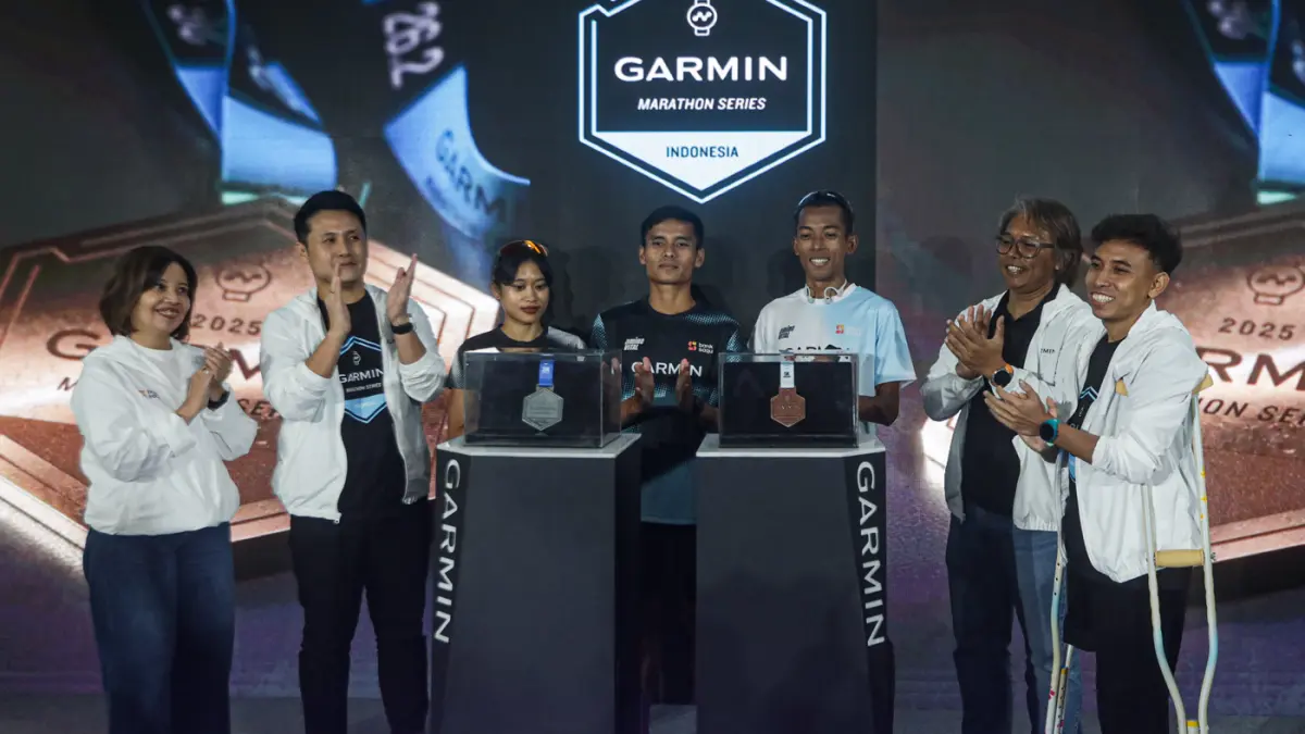 Pelaksana Tugas (Plt) Presiden Direktur Bank Saqu Leka Madiadipoera (kiri), Marketing Communications Manager Garmin Indonesia Rian Krisna (kedua kiri), #TeamGarmin Anggi Wahyuda (kedua kanan), perwakilan DND Sports Management Didit Santoso (kanan) serta p