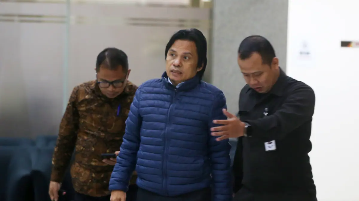 Tersangka kasus dugaan gratifikasi dalam pengadaan barang dan jasa Ma'ruf Cahyono berjalan keluar usai menjalani pemeriksaan di Gedung Merah Putih KPK, Jakarta, Kamis (25/6/2026). (Dery Ridwansah/ JawaPos.com)