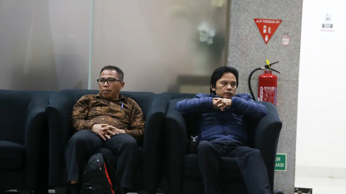 Tersangka kasus dugaan gratifikasi dalam pengadaan barang dan jasa Ma'ruf Cahyono berjalan keluar usai menjalani pemeriksaan di Gedung Merah Putih KPK, Jakarta, Kamis (25/6/2026). (Dery Ridwansah/ JawaPos.com)