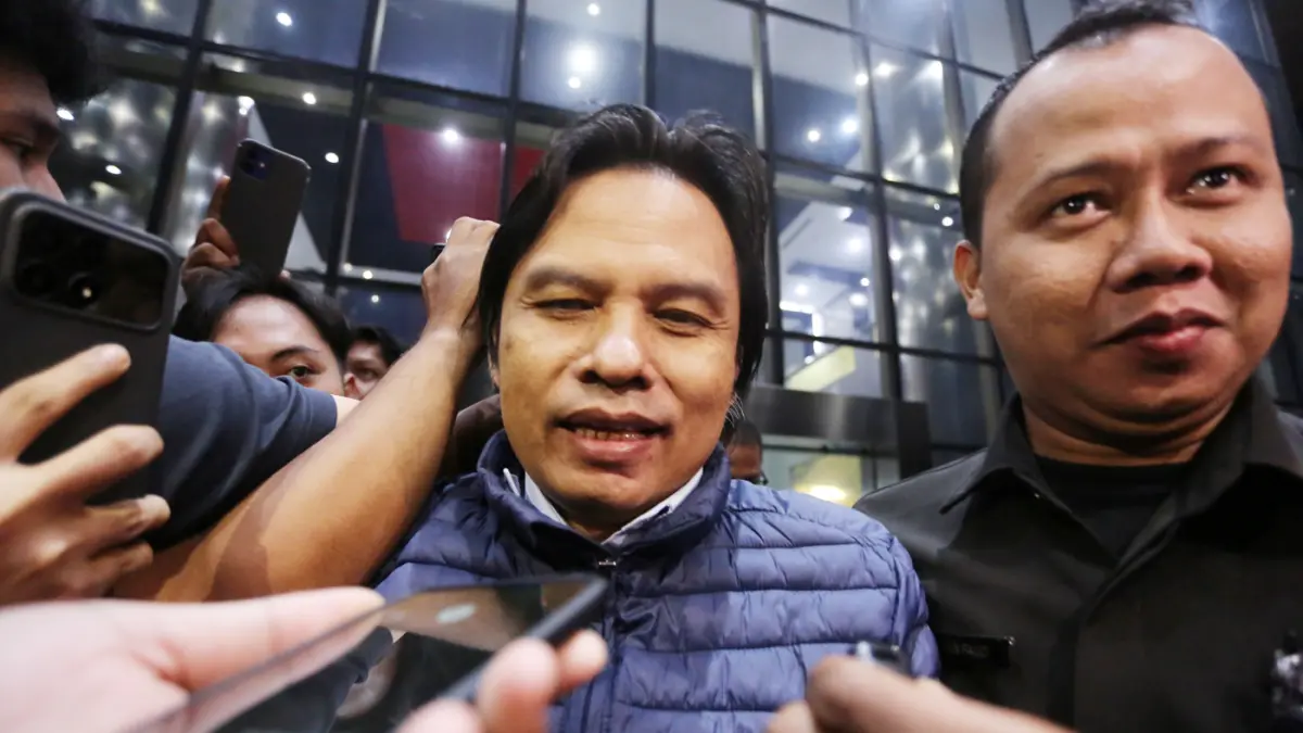 Tersangka kasus dugaan gratifikasi dalam pengadaan barang dan jasa Ma'ruf Cahyono berjalan keluar usai menjalani pemeriksaan di Gedung Merah Putih KPK, Jakarta, Kamis (25/6/2026). (Dery Ridwansah/ JawaPos.com)