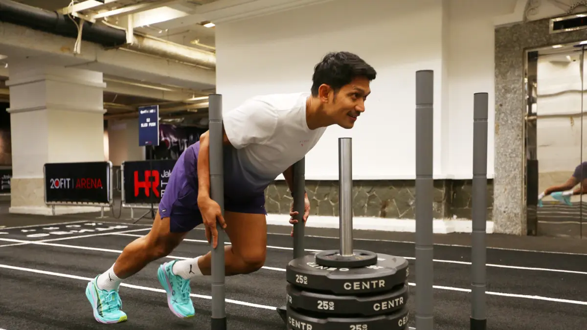 Brand Ambassador PUMA Indonesia Ibnu Jamil mencoba alat HYROX disela-sela konferensi pers PUMA Indonesia menjelang AirAsia HYROX Jakarta 2026 di 20FIT Arena.