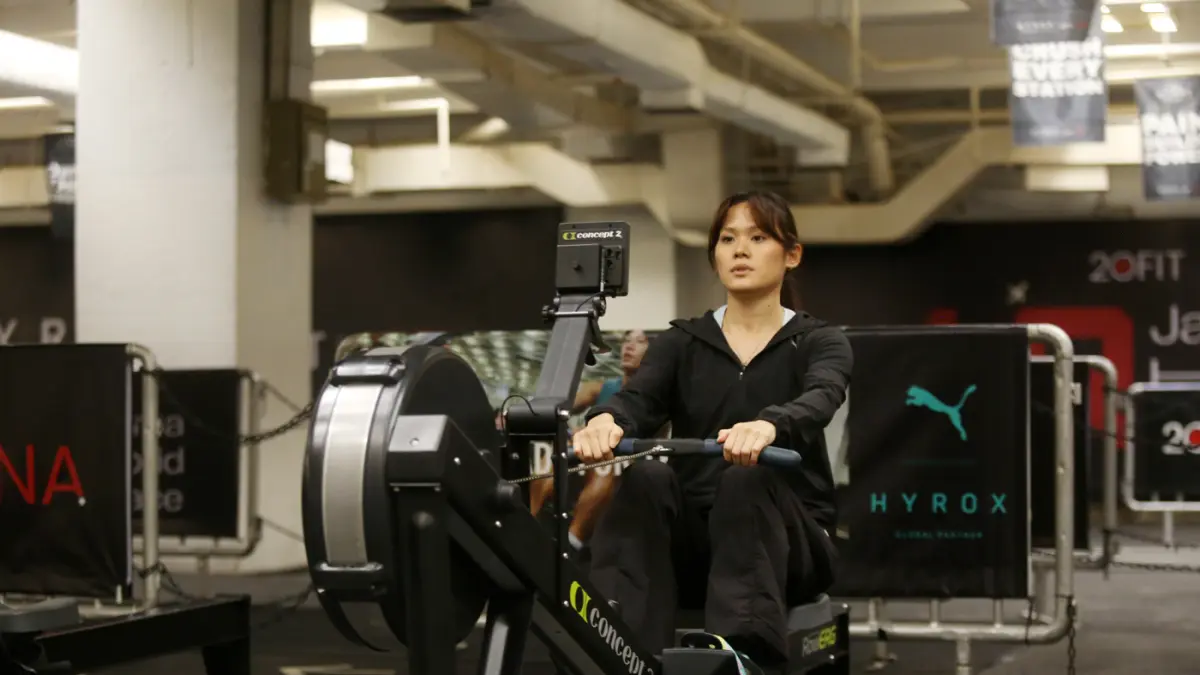 Brand Ambassador PUMA Indonesia Sheryl Sheinafia mencoba alat HYROX disela-sela konferensi pers PUMA Indonesia menjelang AirAsia HYROX Jakarta 2026 di 20FIT Arena.