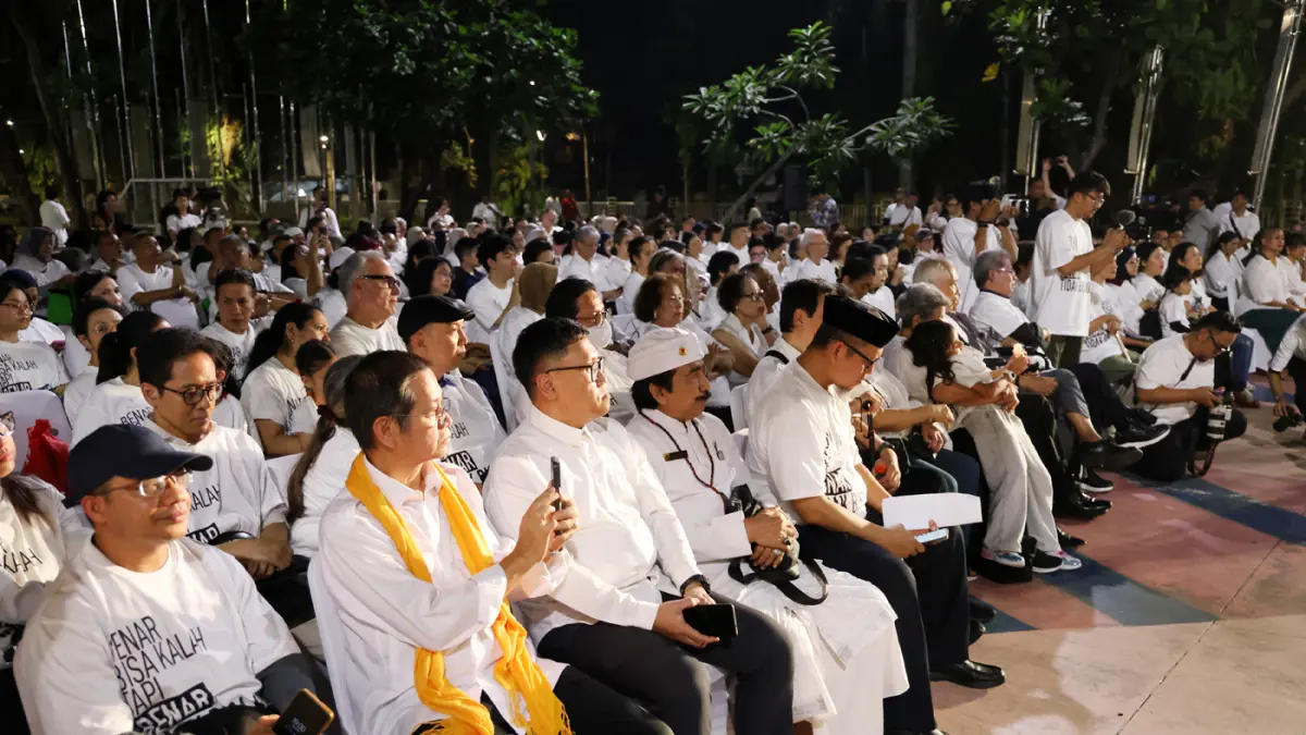 Keluarga dan kerabat Mantan Mendikbudristek Nadiem Makarim menggelar doa bersama di Taman Menteng, Jakarta Pusat, Jumat (26/6/2026). (Dery Ridwansah/ JawaPos.com)