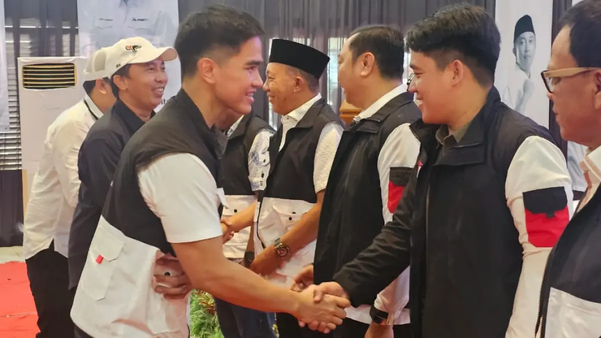 Ketua Umum DPP PSI Kaesang Pangarep memberikan selamat kepada lima mantan kepala daerah dan anggota DPRD di Lampung  yang sudah login ke PSI. (Dok. PSI)&nbsp;