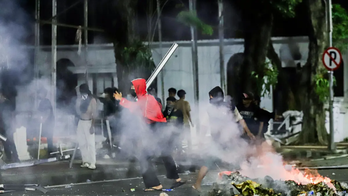 Demonstrasi di Surabaya Ricuh - Image
