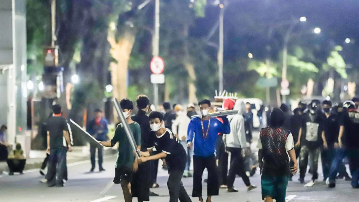 Massa aksi melakukan pengerusakan pagar saat mengkritisi kebijakan pemerintah salah satunya program MBG di Gedung Negera Grahadi, Jalan Gubernur Suryo, Surabaya, Jawa Timur, Jumat (26/6/2026). (Riana Setiawan/ Jawa Pos)