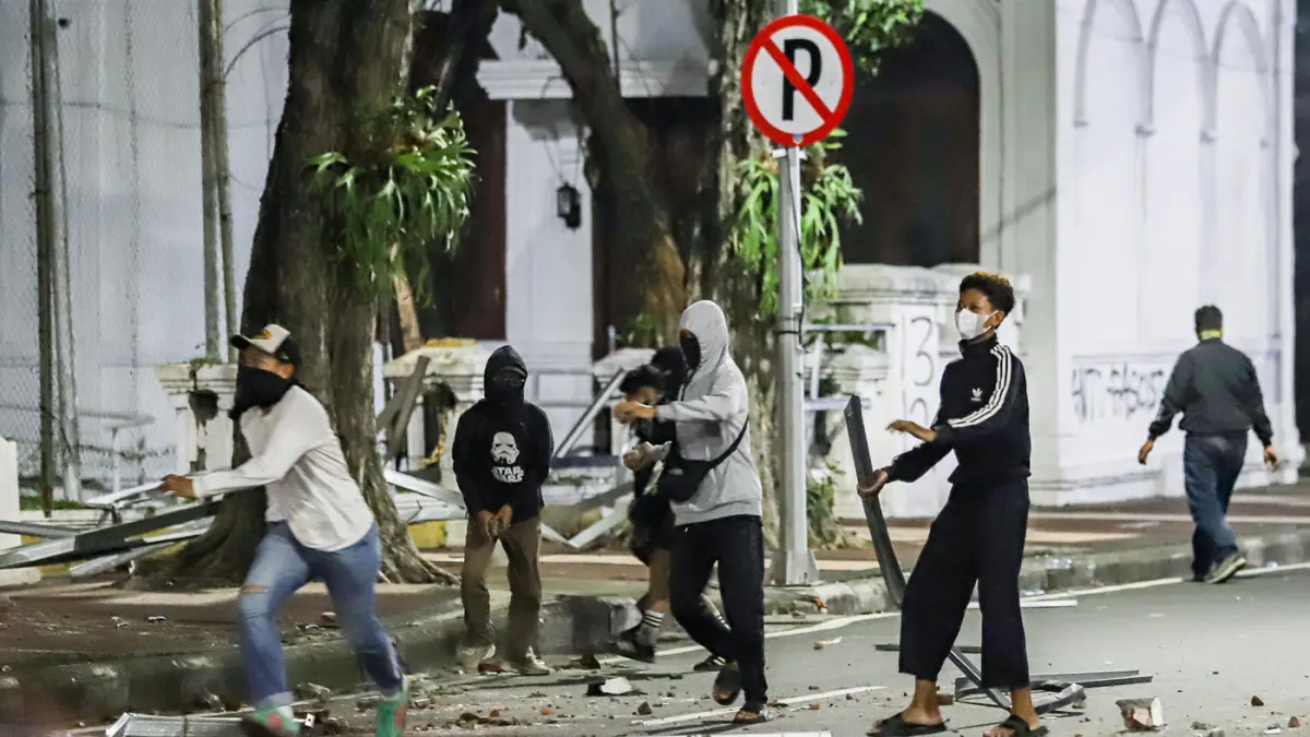 Massa aksi melakukan pengerusakan pagar saat mengkritisi kebijakan pemerintah salah satunya program MBG di Gedung Negera Grahadi, Surabaya, Jawa Timur, Jumat (26/6/2026). (Riana Setiawan/ Jawa Pos)