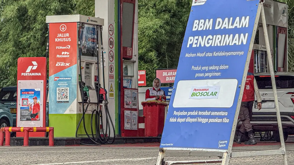 Papan bertuliskan Biosolar dalam pengiriman terpajang di sebuah SPBU Pertamina di Jalan Outer Ringroad, Jakarta, Jumat (26/06/2026). (Hanung Hambara/Jawa Pos)