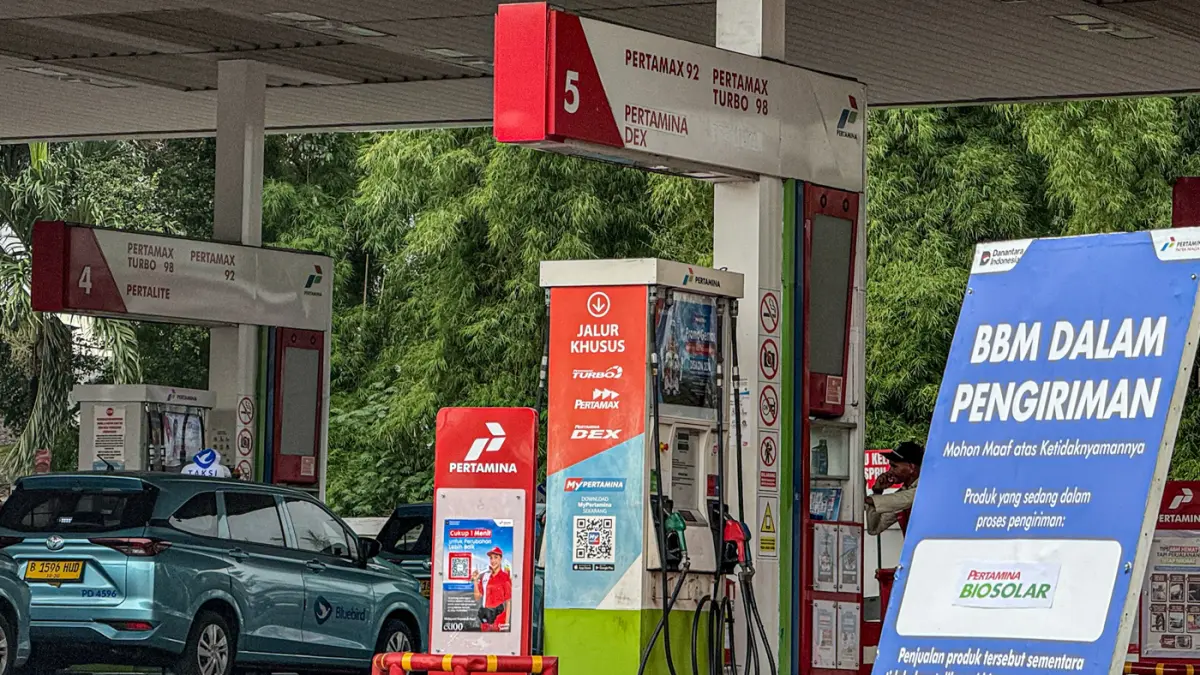 Papan bertuliskan Biosolar dalam pengiriman terpajang di sebuah SPBU Pertamina di Jalan Outer Ringroad, Jakarta, Jumat (26/06/2026). (Hanung Hambara/Jawa Pos)