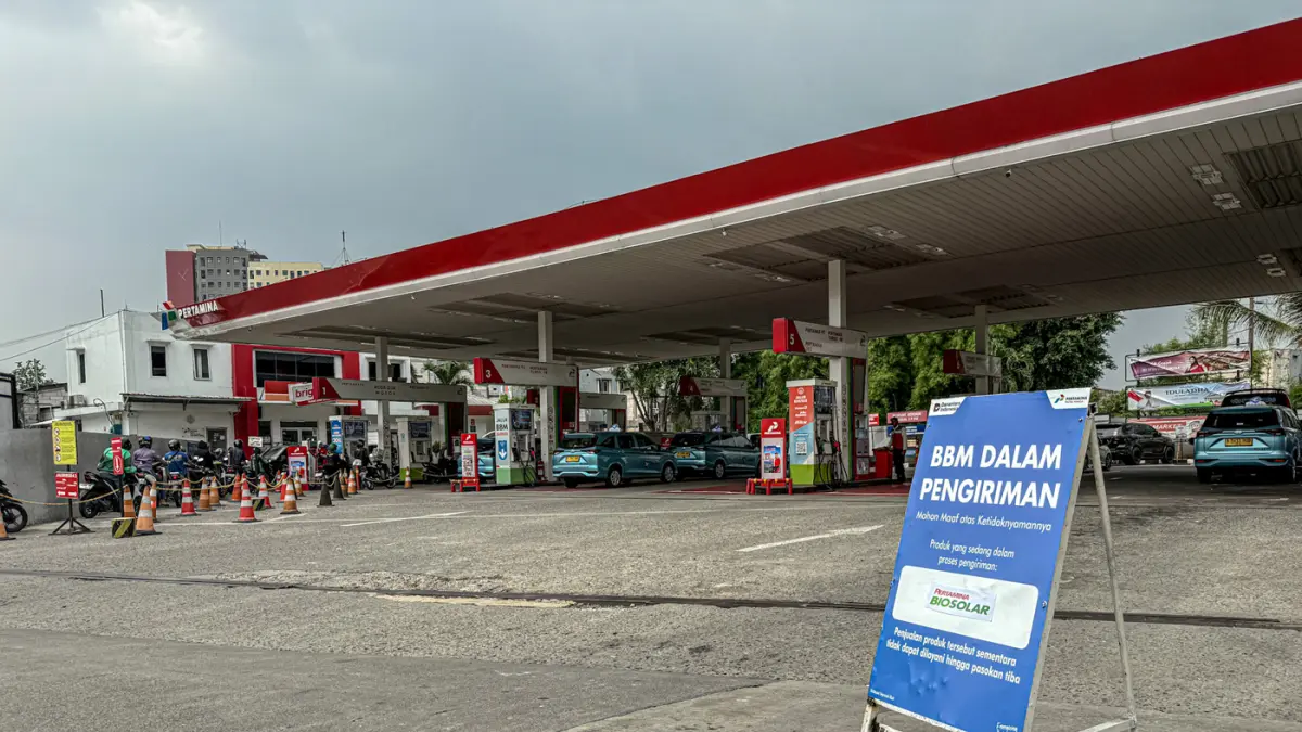 Papan bertuliskan Biosolar dalam pengiriman terpajang di sebuah SPBU Pertamina di Jalan Outer Ringroad, Jakarta, Jumat (26/06/2026). (Hanung Hambara/Jawa Pos)