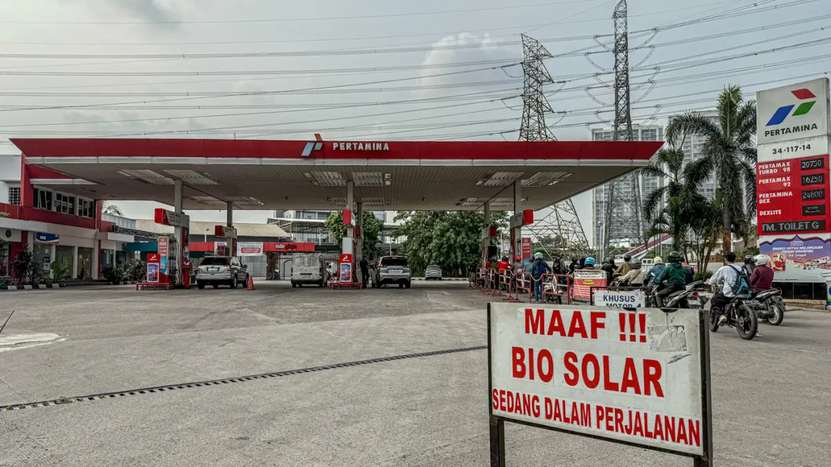 Papan bertuliskan Biosolar dalam pengiriman terpajang di sebuah SPBU Pertamina di Jalan Outer Ringroad, Jakarta, Jumat (26/06/2026). (Hanung Hambara/Jawa Pos)