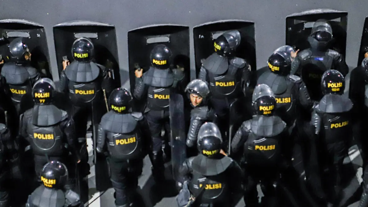 Petugas kepolisian berusaha membubarkan massa aksi usai mengkritisi kebijakan pemerintah salah satunya program MBG di Gedung Negera Grahadi, Jalan Gubernur Suryo, Surabaya, Jawa Timur, Jumat (26/6/2026). (Riana Setiawan/ Jawa Pos)