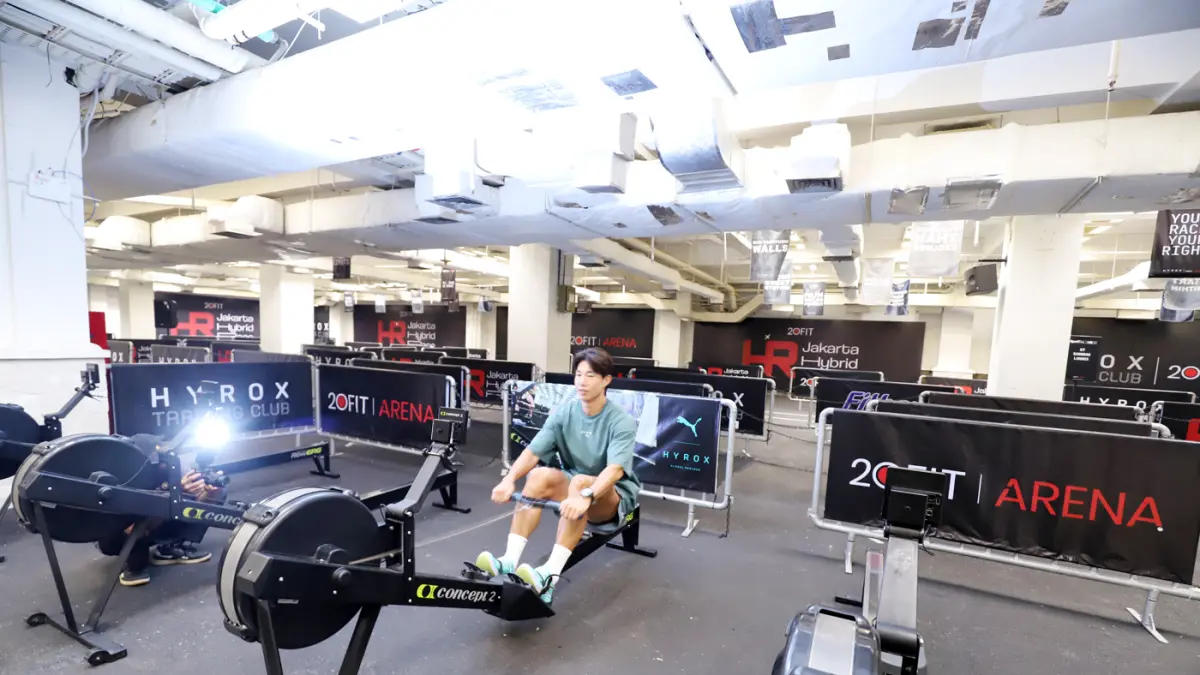 PUMA Global Ambassador Hong Beom Seok mencoba alat HYROX disela-sela konferensi pers PUMA Indonesia menjelang AirAsia HYROX Jakarta 2026 di 20FIT Arena.