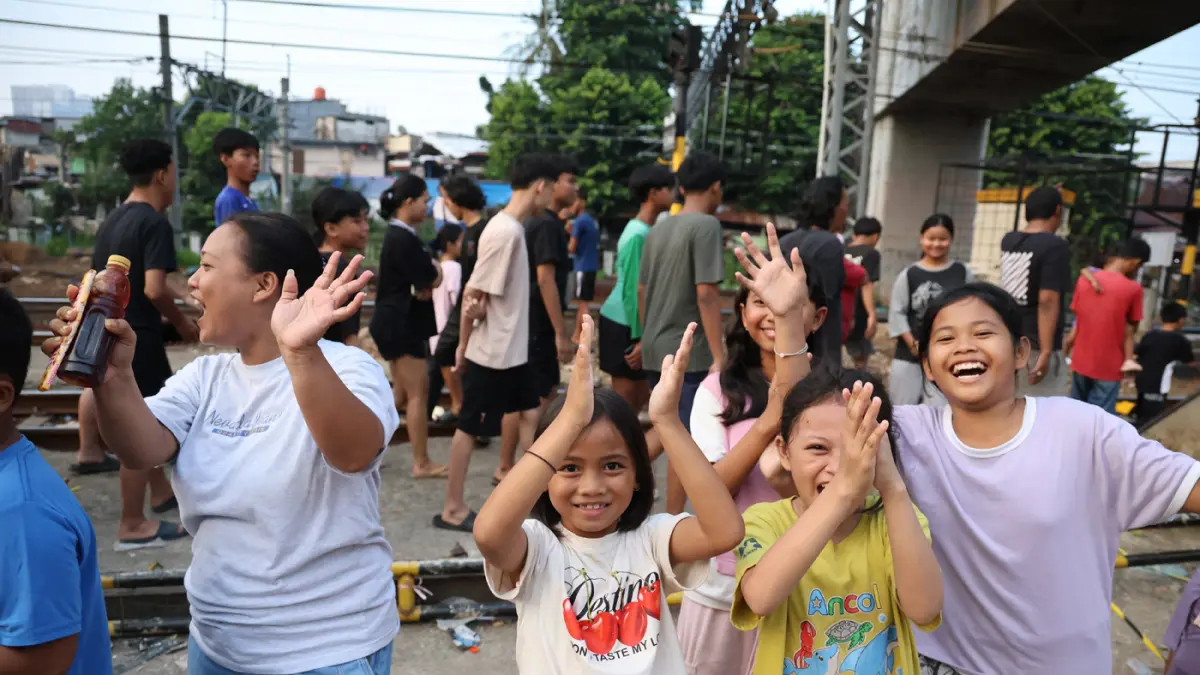 Anak-anak mengikuti pertandingan Turnamen Sepak Bola Liga Aspal U-13 di lapangan sederhana kawasan permukiman padat pinggir rel RT 09/RW 08, Menteng Jaya, Jakarta, Sabtu (27/6/2026). (Dery Ridwansah/ JawaPos.com)