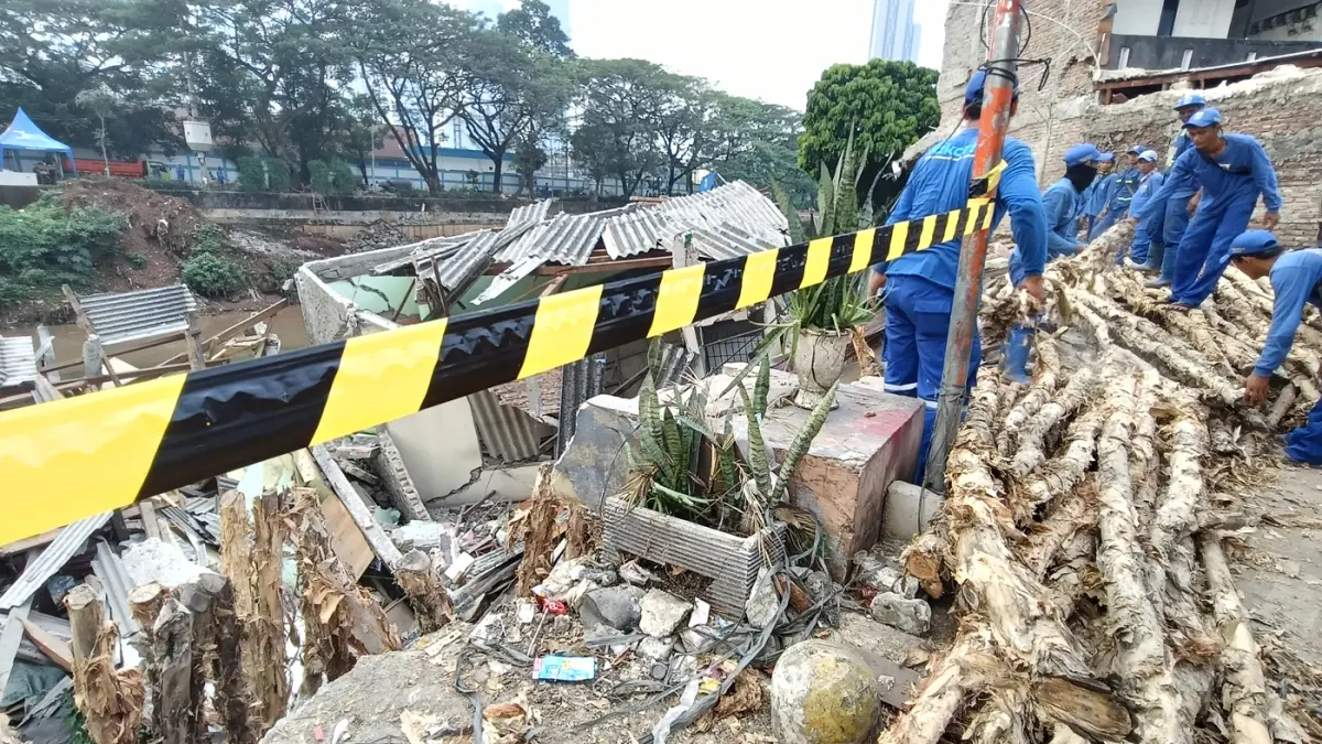 Lokasi tanah longsor di Jalan Administrasi I, Bendungan Hilir, Jakarta, Sabtu (27/6/2026). (Dery Ridwansah/ JawaPos.com)