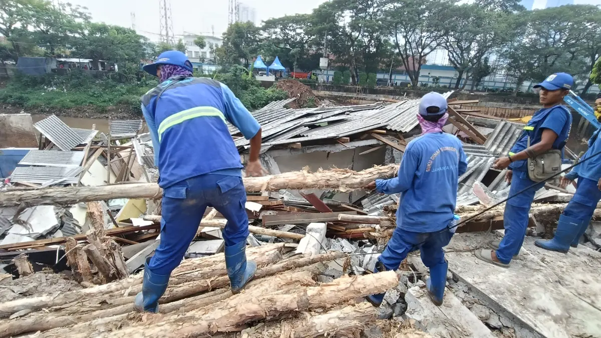 Lokasi tanah longsor di Jalan Administrasi I, Bendungan Hilir, Jakarta, Sabtu (27/6/2026). (Dery Ridwansah/ JawaPos.com)