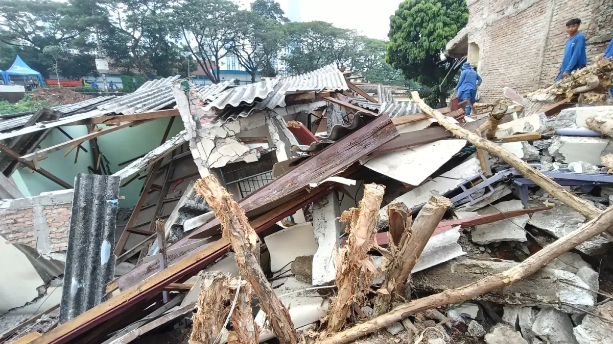 Lokasi tanah longsor di Jalan Administrasi I, Bendungan Hilir, Jakarta, Sabtu (27/6/2026). (Dery Ridwansah/ JawaPos.com)