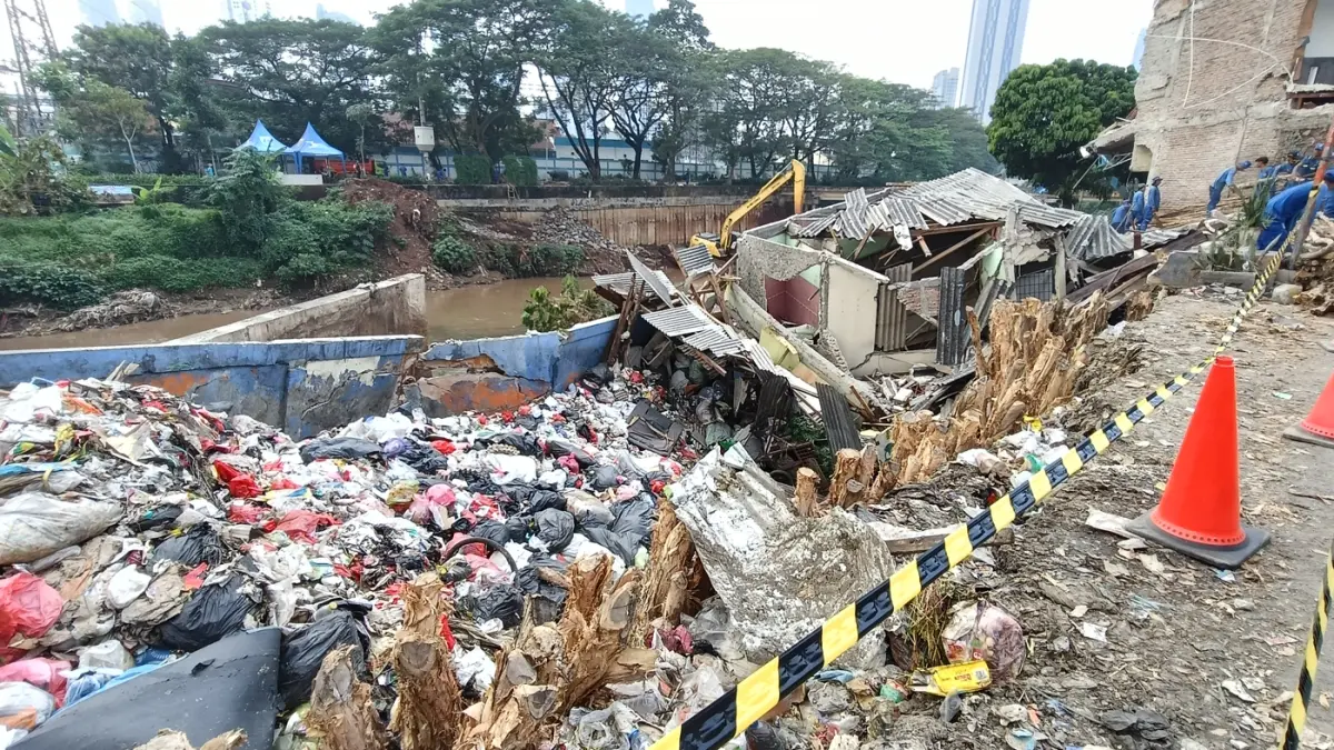 Lokasi tanah longsor di Jalan Administrasi I, Bendungan Hilir, Jakarta, Sabtu (27/6/2026). (Dery Ridwansah/ JawaPos.com)