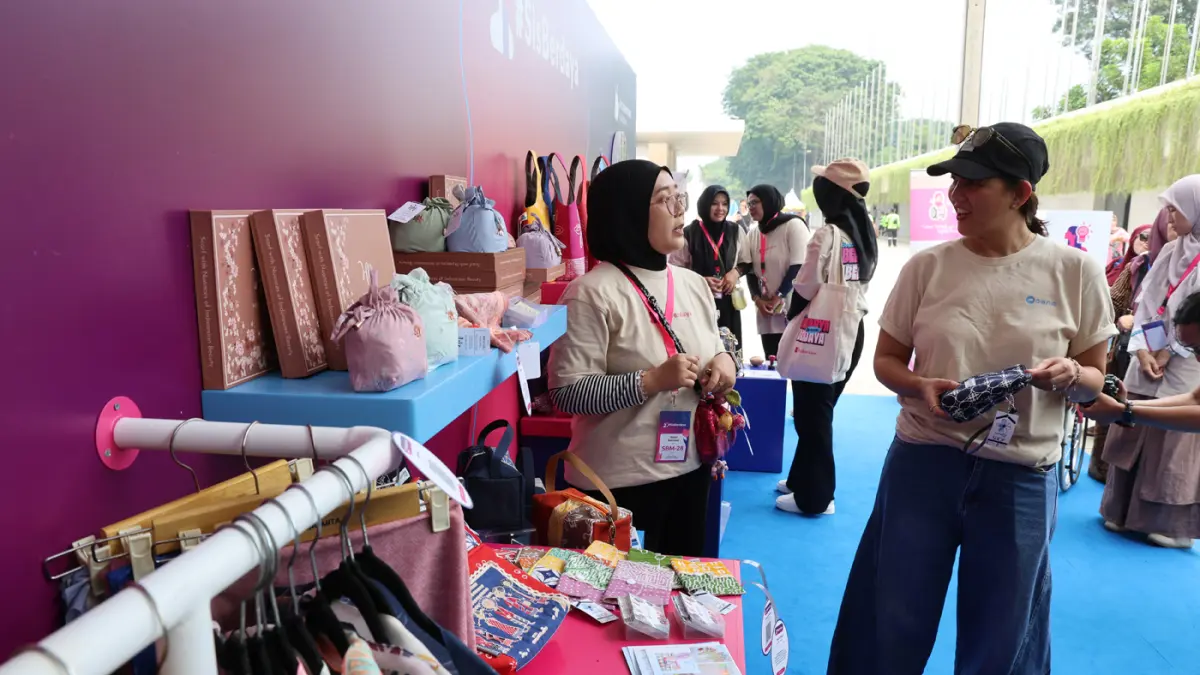 Olavina Harahap, Director of Communications DANA saat meninjau booth.