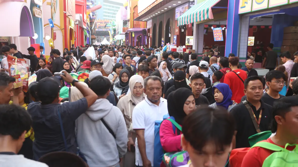 Sejumlah pengunjung memadati Jakarta Fair Kemayoran (JFK) 2026 di JIExpo, Jakarta. (Dery Ridwnsah/ JawaPos.com)