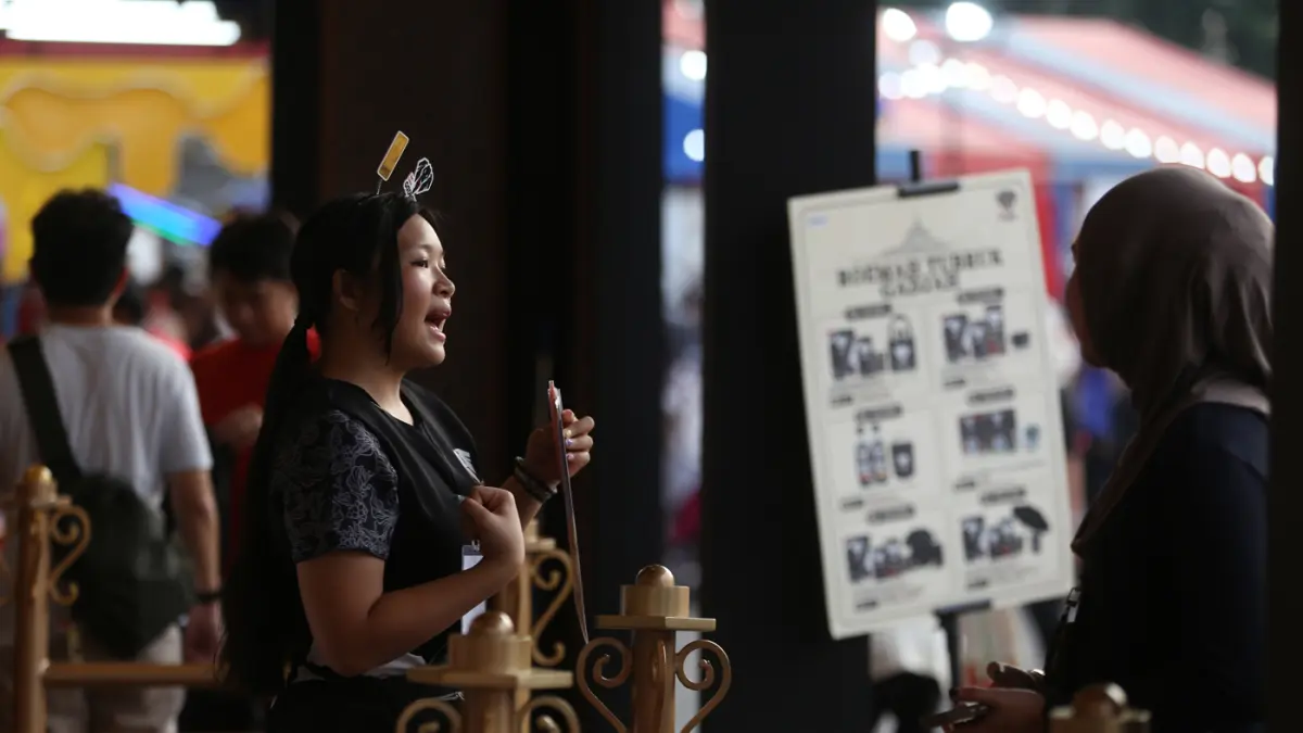 Sejumlah pengunjung memadati Jakarta Fair Kemayoran (JFK) 2026 di JIExpo, Jakarta. (Dery Ridwnsah/ JawaPos.com)