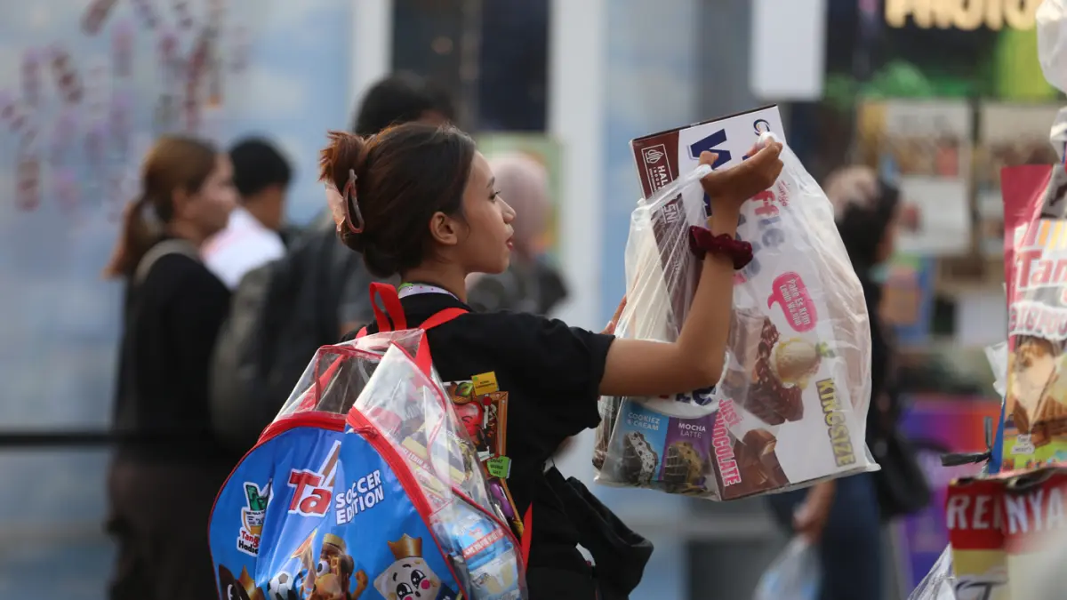 Sejumlah pengunjung memadati Jakarta Fair Kemayoran (JFK) 2026 di JIExpo, Jakarta. (Dery Ridwnsah/ JawaPos.com)