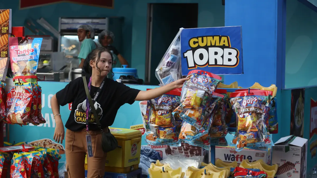 Sejumlah pengunjung memadati Jakarta Fair Kemayoran (JFK) 2026 di JIExpo, Jakarta. (Dery Ridwnsah/ JawaPos.com)