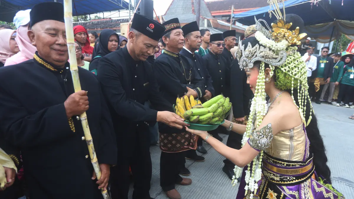 tradisi tahunan Sedekah Bumi pada Sabtu siang (27/6/2026). (Sofan/ Jawa Pos Radar Mojokerto)