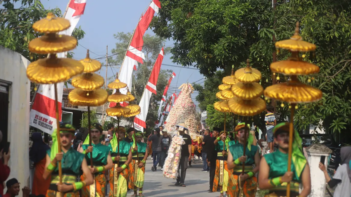 tradisi tahunan Sedekah Bumi pada Sabtu siang (27/6/2026). (Sofan/ Jawa Pos Radar Mojokerto)