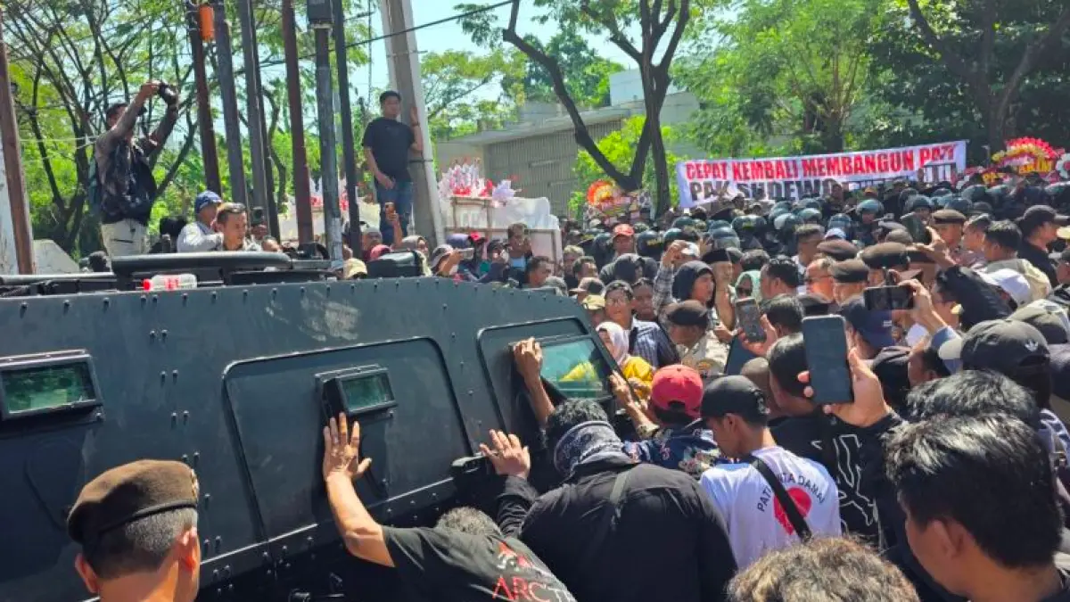 etugas kepolisian membutuhkan waktu sekitar 1,5 jam untuk mengevakuasi kendaraan taktis (rantis) Polrestabes Semarang yang membawa Bupati non aktif Pati, Sudewa, keluar dari Pengadilan Tipikor Semarang, Jawa Tengah, Senin. (Antara). - Image