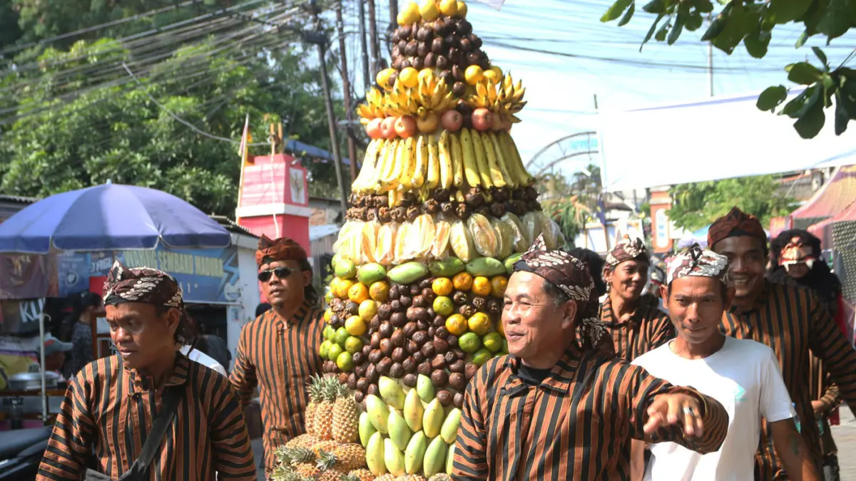 Kirab Budaya Nyadran dan Haul Mbah Soen An Ing atau Sunan Kuning 2026 berlangsung meriah di Kelurahan Kalibanteng Kulon, Kota Semarang Barat, Jawa Tengah, Minggu (28/6/2026). (Nur Chamim/Jawapos Radar Semarang)
