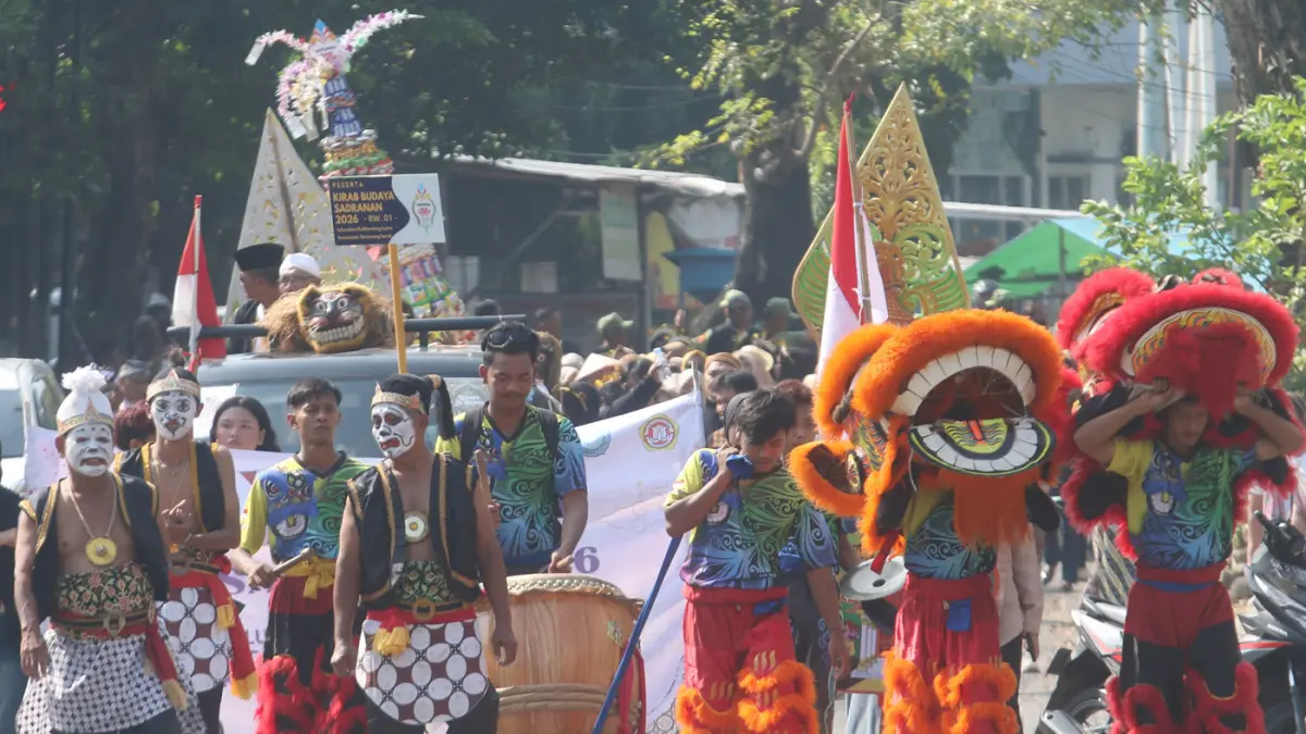 Kirab Budaya Nyadran dan Haul Mbah Soen An Ing atau Sunan Kuning 2026 berlangsung meriah di Kelurahan Kalibanteng Kulon, Kota Semarang Barat, Jawa Tengah, Minggu (28/6/2026). (Nur Chamim/Jawapos Radar Semarang)