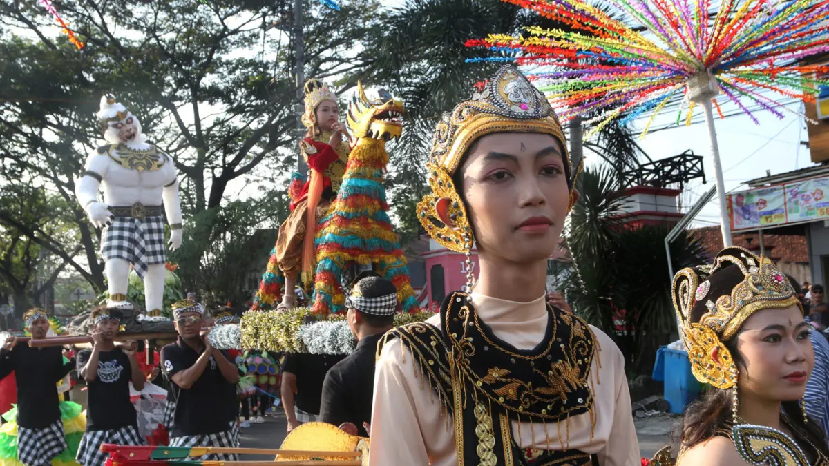 Kirab Budaya Nyadran dan Haul Mbah Soen An Ing atau Sunan Kuning 2026 berlangsung meriah di Kelurahan Kalibanteng Kulon, Kota Semarang Barat, Jawa Tengah, Minggu (28/6/2026). (Nur Chamim/Jawapos Radar Semarang)