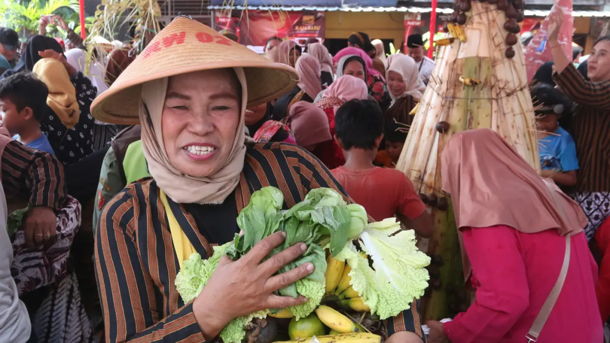 Kirab Budaya Nyadran dan Haul Mbah Soen An Ing atau Sunan Kuning 2026 berlangsung meriah di Kelurahan Kalibanteng Kulon, Kota Semarang Barat, Jawa Tengah, Minggu (28/6/2026). (Nur Chamim/Jawapos Radar Semarang)