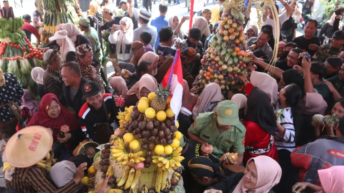 Kirab Budaya Nyadran dan Haul Mbah Soen An Ing atau Sunan Kuning 2026 berlangsung meriah di Kelurahan Kalibanteng Kulon, Kota Semarang Barat, Jawa Tengah, Minggu (28/6/2026). (Nur Chamim/Jawapos Radar Semarang)
