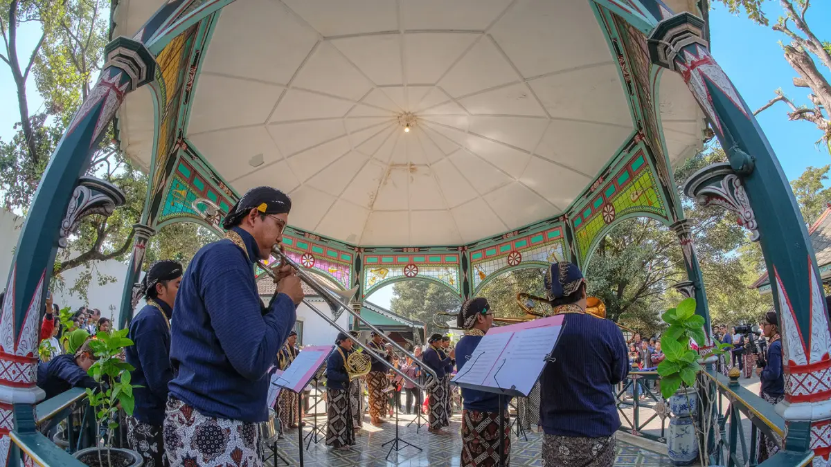 MUSIKAN MANDALASANA KRATON YOGYAKARTA. Karya: Giri Wijayanto. Lokasi Foto: Jogjakarta