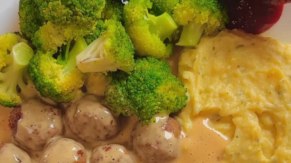 Potret Swedish meatball ala IKEA yang lengkap dengan isian saus creamy, mashed potato, dan selai stroberi. (Sumber: instagram.com/@rantikusuu) - Image