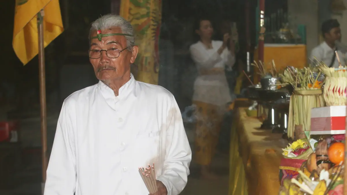 Sejumlah pemuka agama umat Hindu memimpin upacara persembahyangan Hari Raya Kuningan di Pura Amertha Sari, Semarang, Jawa Tengah, Sabtu (27/6/2026). (Nur Chamim/Jawa Pos Radar Semarang)