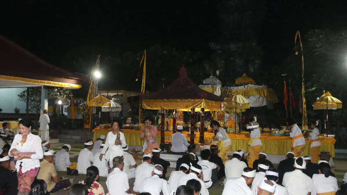 Sejumlah pemuka agama umat Hindu memimpin upacara persembahyangan Hari Raya Kuningan di Pura Amertha Sari, Semarang, Jawa Tengah, Sabtu (27/6/2026). (Nur Chamim/Jawa Pos Radar Semarang)