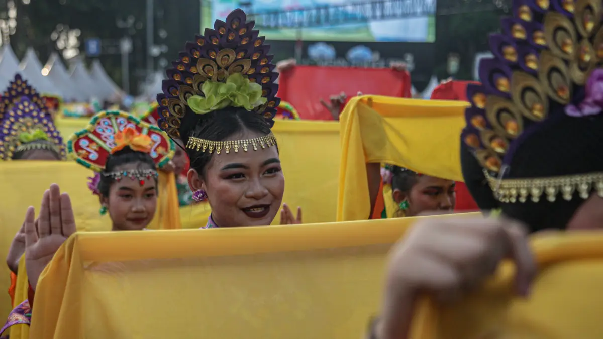 Sejumlah peserta dari sanggar tari mengikuti tari kolosal saat Hari Bebas Kendaraan Bermotor (HBKB) di Bundaran HI, Jakarta, Minggu (28/08/2026). (Hanung Hambara/Jawa Pos)