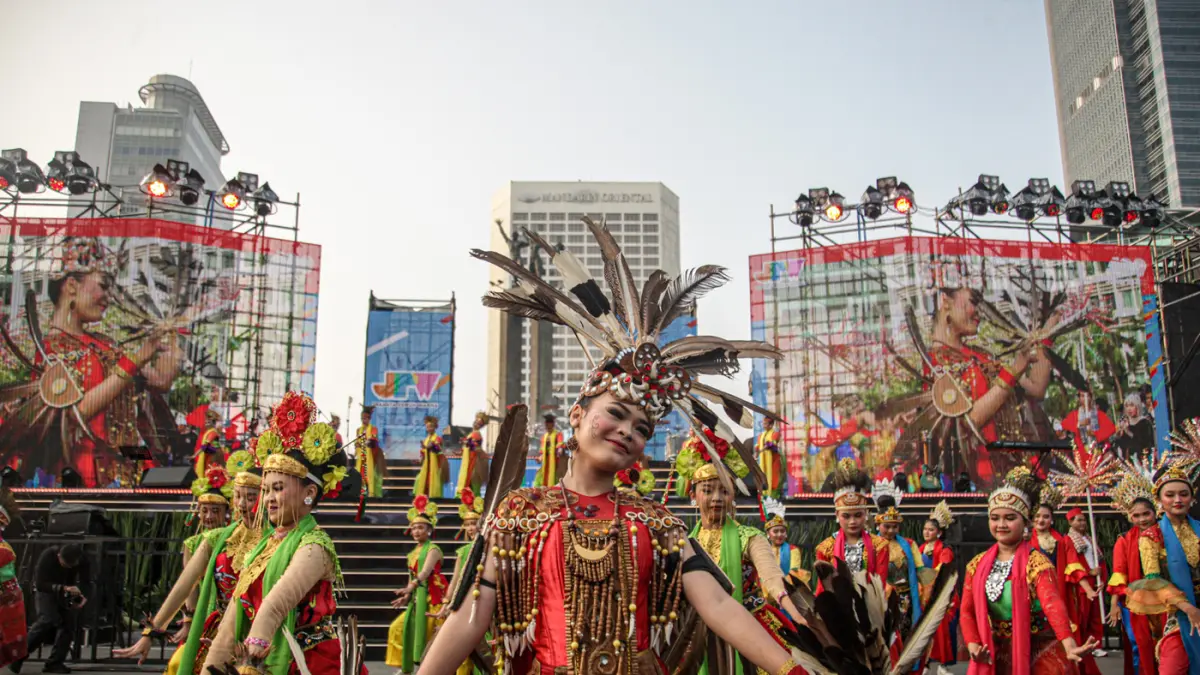 Sejumlah peserta dari sanggar tari mengikuti tari kolosal saat Hari Bebas Kendaraan Bermotor (HBKB) di Bundaran HI, Jakarta, Minggu (28/08/2026). (Hanung Hambara/Jawa Pos)
