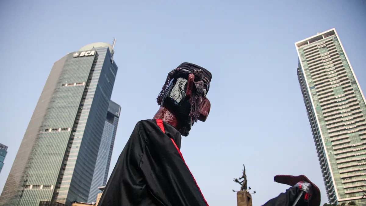 Sejumlah peserta mengarak ondel-ondel dan balon udara di Hari Bebas Kendaraan Bermotor (HBKB) di Bundaran HI, Jakarta, Minggu (28/08/2026). (Hanung Hambara/Jawa Pos)